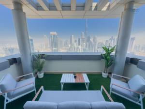 Skyline Living 5BR Penthouse with Burj Khalifa View