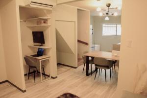 桃谷1丁目テラスハウスWalking distance to Osaka Korean Town Accommodates up to 10 guests