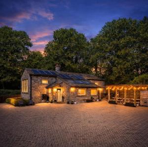 Farm house - Sleeps 16 - Hot Tub - Pet Friendly