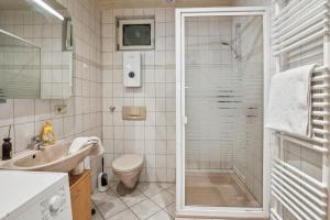 BAT Home Solutions Trier-Euren - alles was ein Hotel nicht bietet - 35 qm Ferienwohnung, Heimkino, Wallbox, Küche für 4 Personen