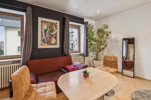 BAT Home Solutions Trier-Euren - alles was ein Hotel nicht bietet - 35 qm Ferienwohnung, Heimkino, Wallbox, Küche für 4 Personen