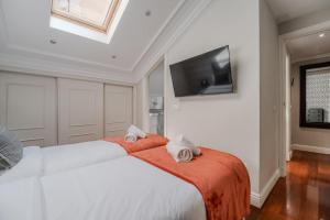 Stylish Duplex with parking - 2BD 2BTH - Almagro