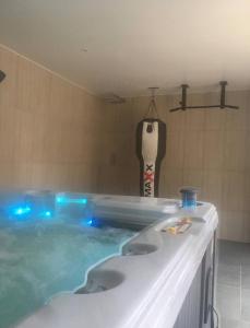 Private Double Bed Bathroom Hydro Pool Part share home with host