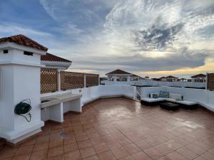 Beachfront Apartment in Assilah, Private Solarium, 4 Pools, Secure Residence, WiFi, Parking