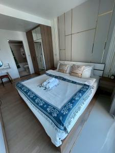 Luxury Condo Skywalk BTS Thonglor Pool Gym and Netflix