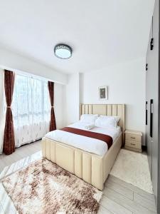 modern executive three bedroom apartment with amazing facilities,high speed wifi,swimming pool,fully equipped gym and close proimity to major shopping malls and restaurants and designated child play area