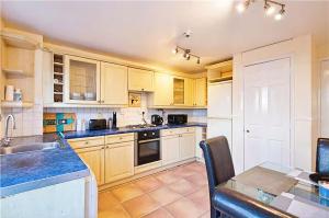 Apartment - Sleeps 5 - Private Garden