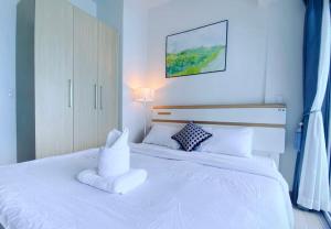 120 Sqm Modern 3 Bedrooms HighRise Facing Manila Bay Sunset, Near Manila Airports, Okada Casino, Solaire Casino, MOA with Free Parking