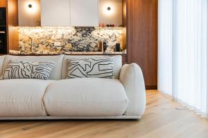 Lakeside Luxe Apartment by PikHost