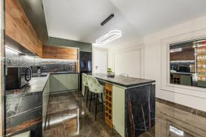 Miracle No 8 Central Duplex by PikHost