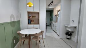 Studio Moderno com Varanda e Piscina