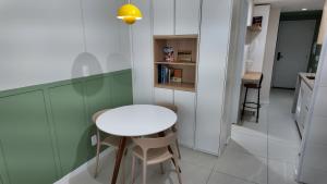 Studio Moderno com Varanda e Piscina