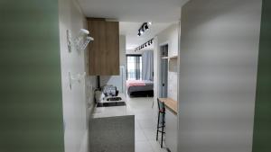 Studio Moderno com Varanda e Piscina