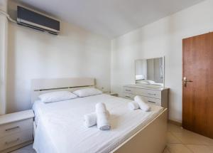 Bright Sunny Apartment by PikHost