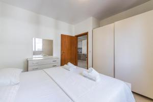 Bright Sunny Apartment by PikHost