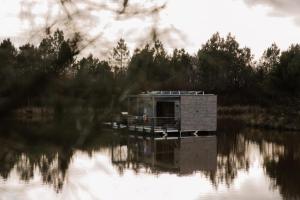 Lodge on the water in Dordogne