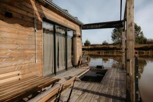 Lodge on the water in Dordogne