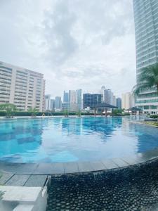 Cozy Condo at Makati with Netflix, Pool & Wifi
