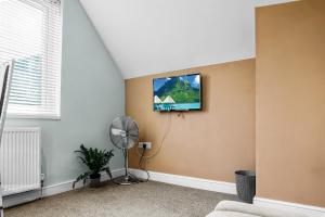 Family-Friendly Chorlton Apartment with Free Street Parking