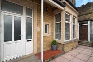 New Bright 1-Bed Flat Rear Access & Parking