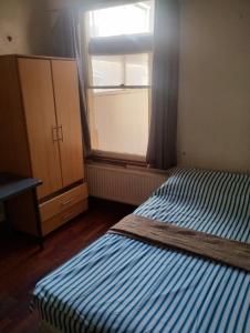 Room2 34 Morris Road E14 6NX