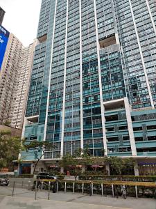 Modern 1BR One Uptown Residence Walk to UptownMall