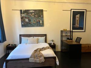 Urban Muse Quiet Central Studio & Walk to Cafés