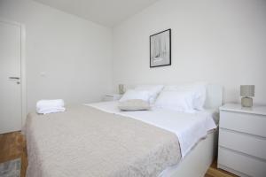 Trogir Kaštela large apartment near the beach