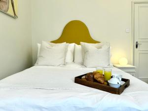 Chic Marylebone Village w Premium Mattress and 55 inch TV, by The Design Traveller
