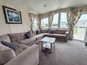 Superb 8 Berth Caravan For Hire At A Great Holiday Park In Norfolk Ref 50026M