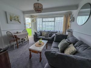Modern Chalet Nearby Hemsby Beach Ref 83332S