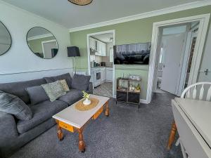 Modern Chalet Nearby Hemsby Beach Ref 83332S