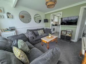 Modern Chalet Nearby Hemsby Beach Ref 83332S