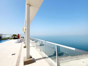Coastal Retreat I Elegant 1BR with Partial Sea View