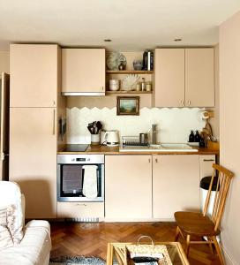 Vintage Basement Flat 1 min walk to beach.