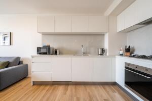 Stylish Apt with City Views - Gym, Pool, Sauna!