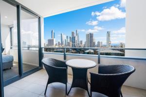 Stylish Apt with City Views - Gym, Pool, Sauna!