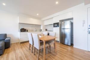 Stylish Apt with City Views - Gym, Pool, Sauna!