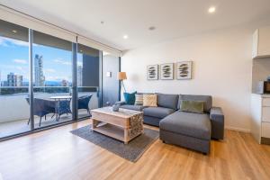 Stylish Apt with City Views - Gym, Pool, Sauna!