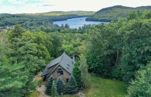 Mountain getaway overlooking Lake Christopher