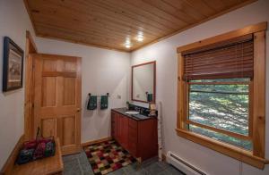 Mountain getaway overlooking Lake Christopher