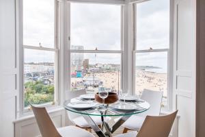 Stylish 2BR Apartment | Margate Beach & Old Town