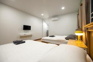 Private Garden Room , Cozy Stay for 3