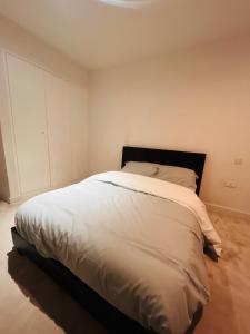 London city airport 2 bed apartment