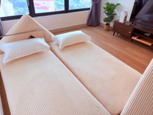 Perfect for Families & Larger Groups, KL MRT- M Vertica