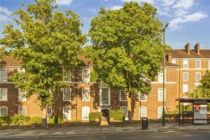 3 bed 2 bath modern apartment