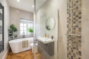 3 bed 2 bath modern apartment