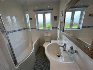 House - Sleeps 8 Close to Beach & Free parking