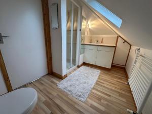 House - Sleeps 8 Close to Beach & Free parking