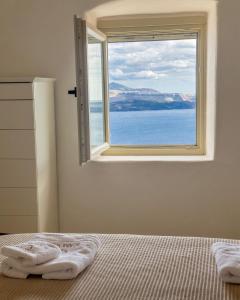 Kamarí Real Living, with Caldera views and Jacuzzi
